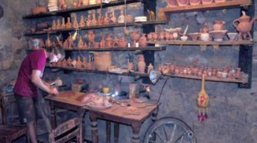 Turistler &ccedil;amur tezgahına oturuyor