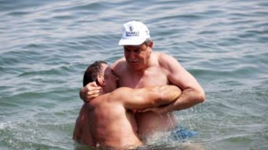 Karamürsel Dereköy sahilinde üç baş pehlivan güreş tuttu