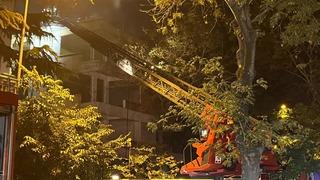 Bakırköy’de 4 katlı metruk binanın çatısı alevlere teslim oldu