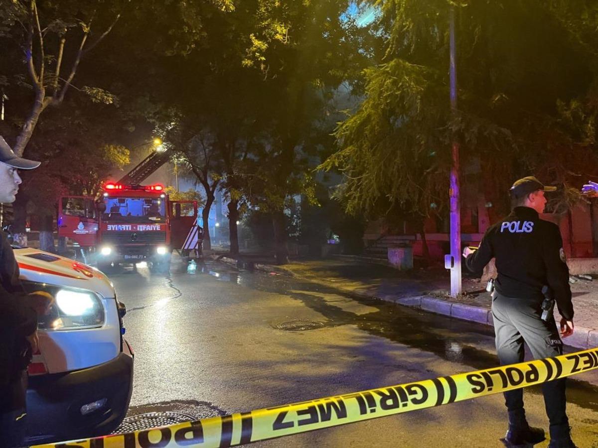 Bakırköy’de 4 katlı metruk binanın çatısı alevlere teslim oldu 3