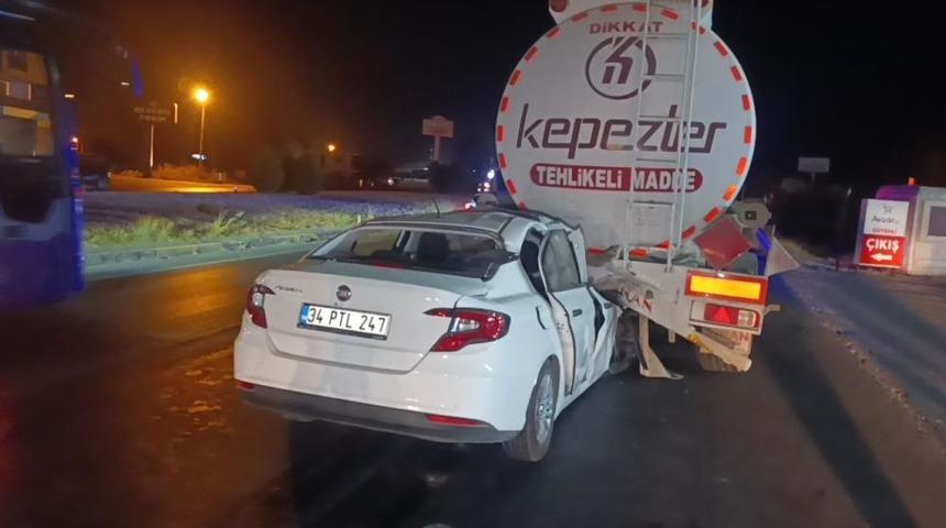 Akaryakıt tankerine arkadan &ccedil;arpan otomobil 100 metre s&uuml;r&uuml;klendi: 1 &ouml;l&uuml;