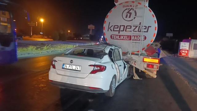 Akaryakıt tankerine arkadan çarpan otomobil 100 metre sürüklendi: 1 ölü