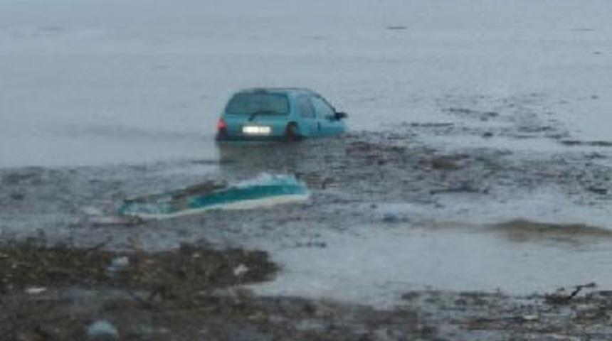 Tekirdağ'da yağmur hayatı fel&ccedil; etti