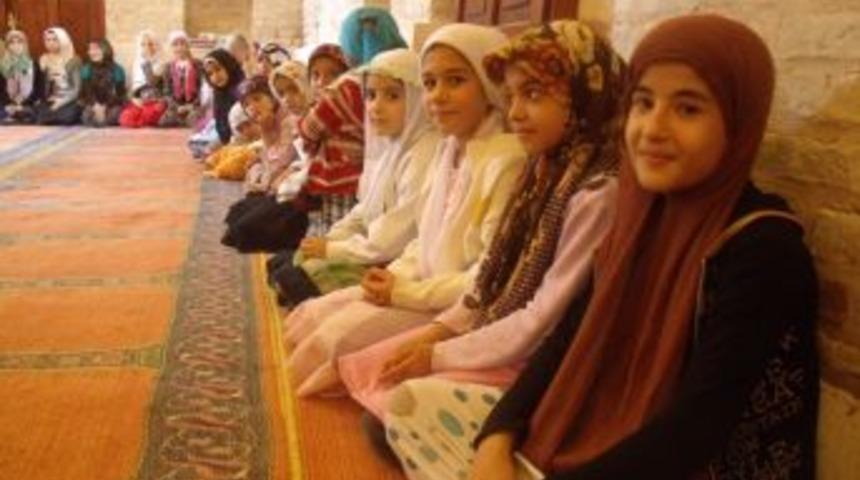 Kur'an eğitimini tamamlayan &ccedil;ocuklar &ouml;d&uuml;llendirildi