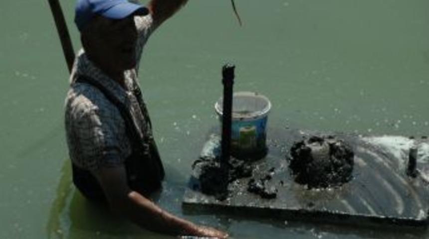 Ekmeklerini bataklıktan &ccedil;ıkarıyorlar