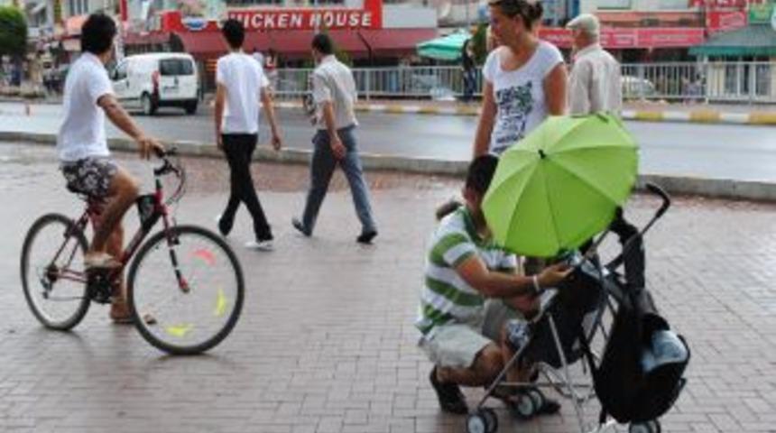 Turistler g&ouml;k g&uuml;r&uuml;lt&uuml;l&uuml; sağanak yağışına hazırlıksız yakalandı