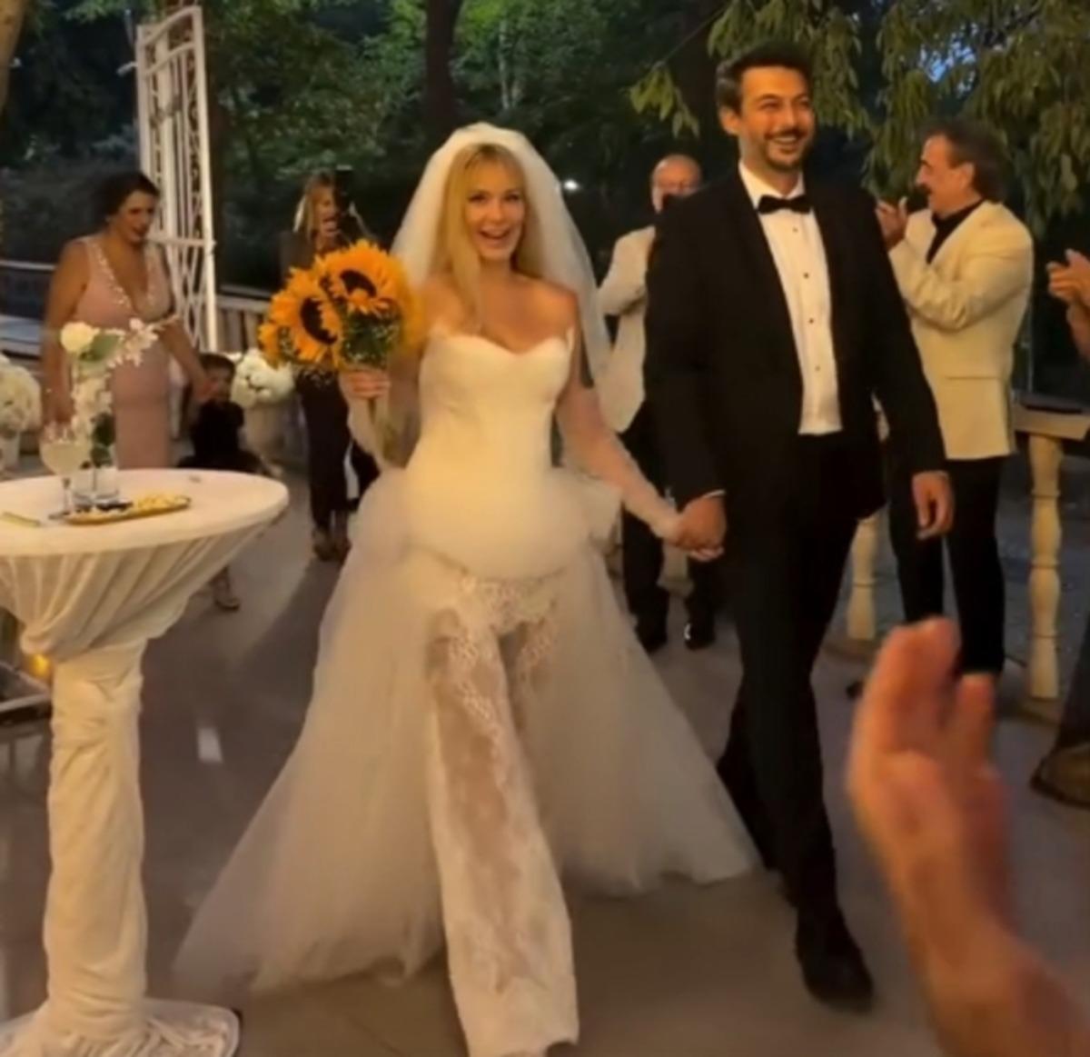 Şarkıcı Gökçe evlendi! İlginç gelinliyle konuşuldu 2