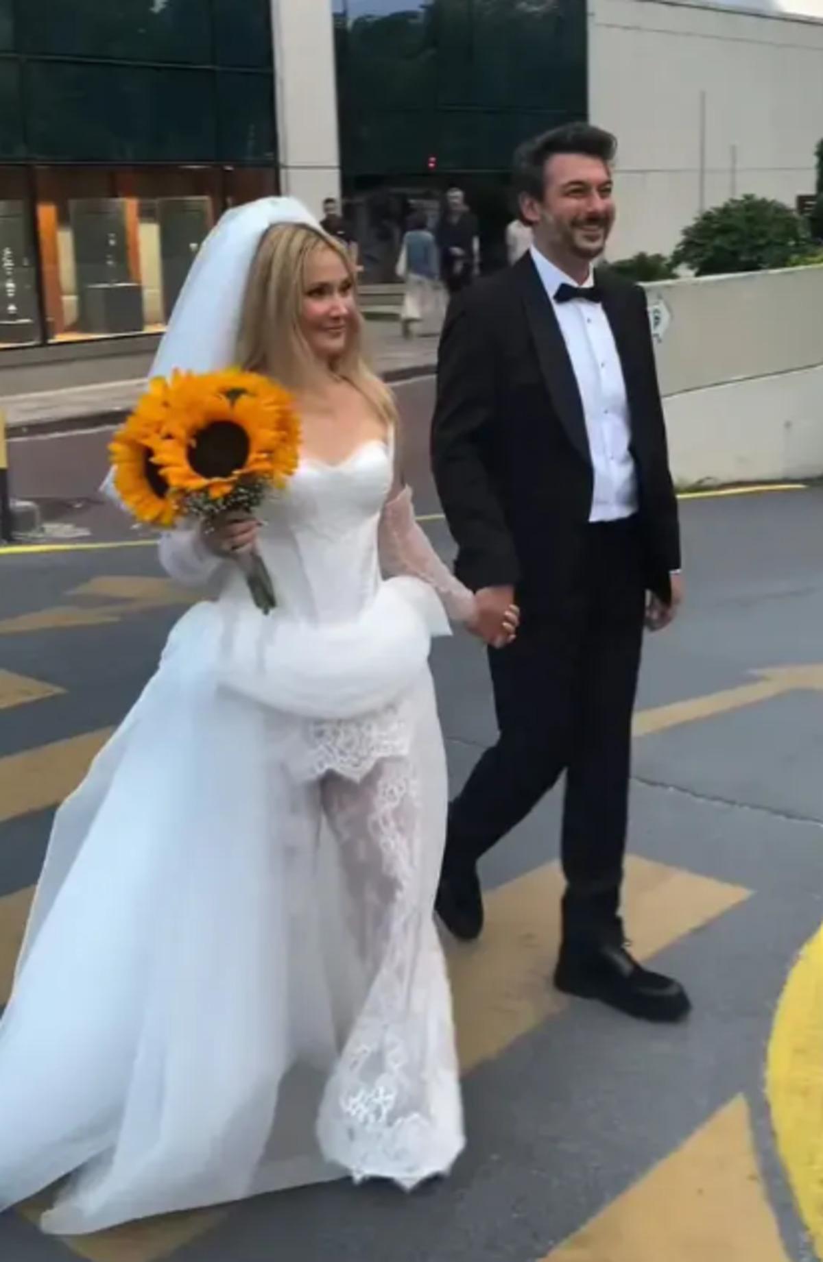 Şarkıcı Gökçe evlendi! İlginç gelinliyle konuşuldu 1