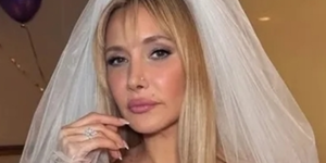 &Uuml;nl&uuml; şarkıcı evlendi! Gelinliğin belden aşağısı şaşırttı
