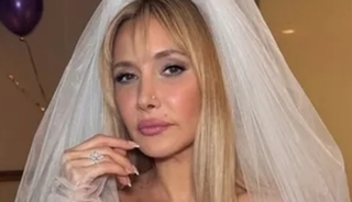 &Uuml;nl&uuml; şarkıcı evlendi! Gelinliğin belden aşağısı şaşırttı