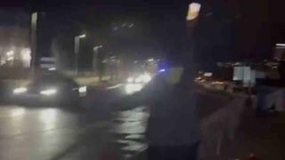 Motosiklet bariyerlere çarptı, gençler cep telefonu ışığıyla trafiği durdurdu