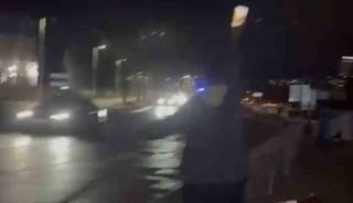 Motosiklet bariyerlere &ccedil;arptı, gen&ccedil;ler cep telefonu ışığıyla trafiği durdurdu