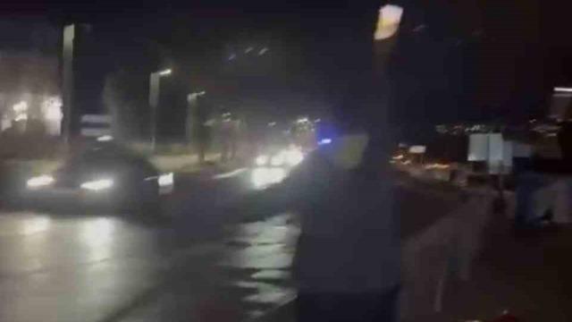 Motosiklet bariyerlere çarptı, gençler cep telefonu ışığıyla trafiği durdurdu