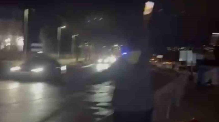 Motosiklet bariyerlere &ccedil;arptı, gen&ccedil;ler cep telefonu ışığıyla trafiği durdurdu