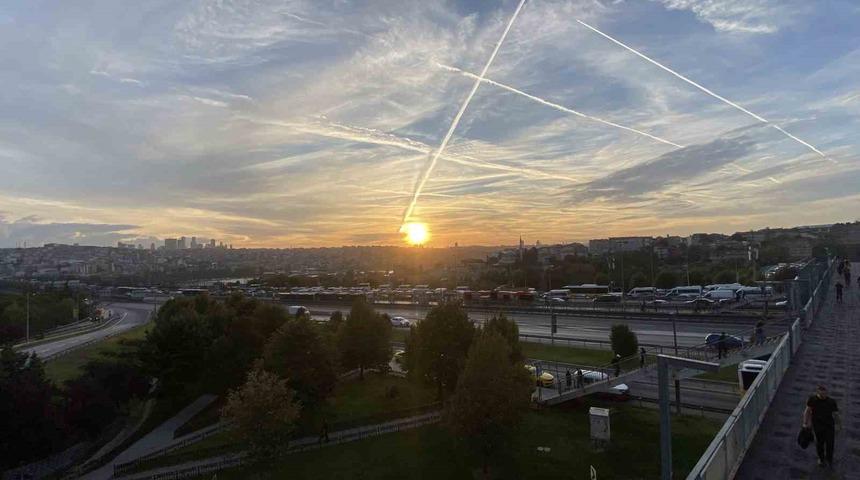İstanbul&rsquo;da muhteşem g&uuml;n doğumu mest etti