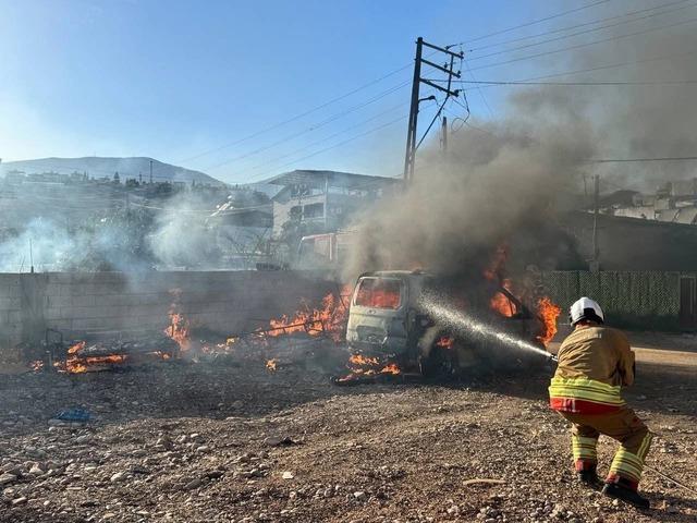 Kırıkhan’da hafif ticari araç alevlere teslim oldu 2