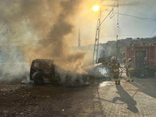 Kırıkhan’da hafif ticari araç alevlere teslim oldu 1