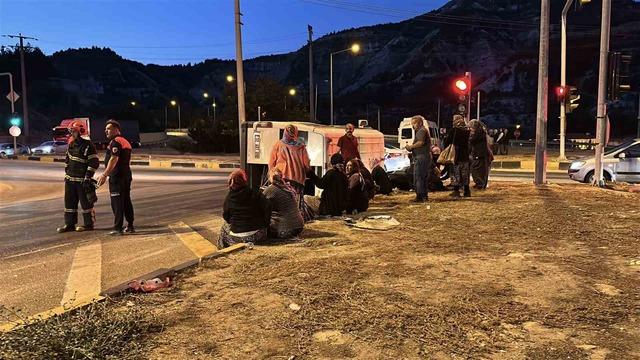 Burdur’da tarım işçilerini taşıyan minibüs devrildi: 9 yaralı 6