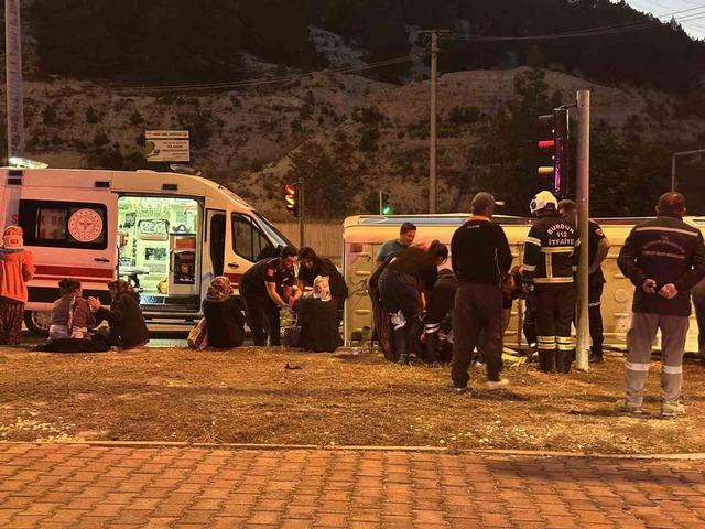Burdur’da tarım işçilerini taşıyan minibüs devrildi: 9 yaralı 3
