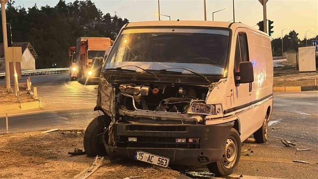Burdur’da tarım işçilerini taşıyan minibüs devrildi: 9 yaralı 2