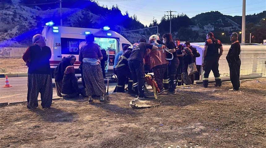 Burdur&rsquo;da tarım iş&ccedil;ilerini taşıyan minib&uuml;s devrildi: 9 yaralı
