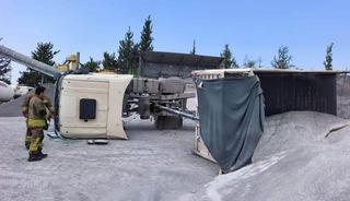 Arsuz&rsquo;da devrilen kamyonun s&uuml;r&uuml;c&uuml;s&uuml; yaralandı