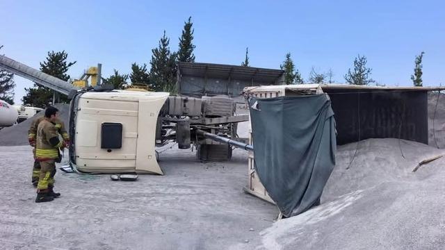 Arsuz’da devrilen kamyonun sürücüsü yaralandı