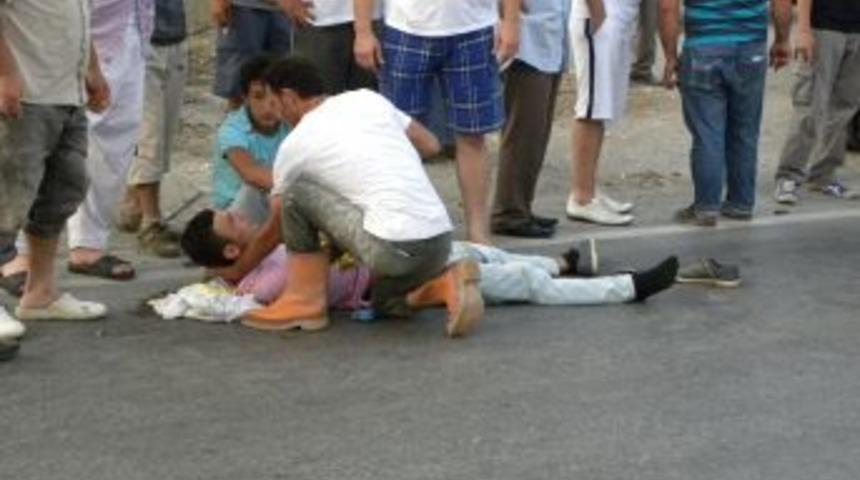 Otomobile &ccedil;arpan motosikletin s&uuml;r&uuml;c&uuml;s&uuml; yaralandı