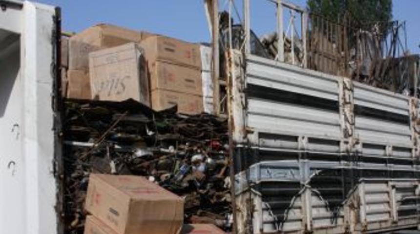 Bitlis Emniyeti g&uuml;mr&uuml;k ka&ccedil;ağı sigara ele ge&ccedil;irdi