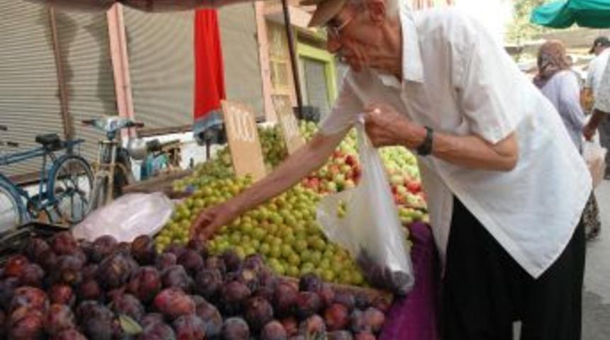 Ramazan ayının son semt pazarında vatandaşlar doyasıya alış veriş yaptı