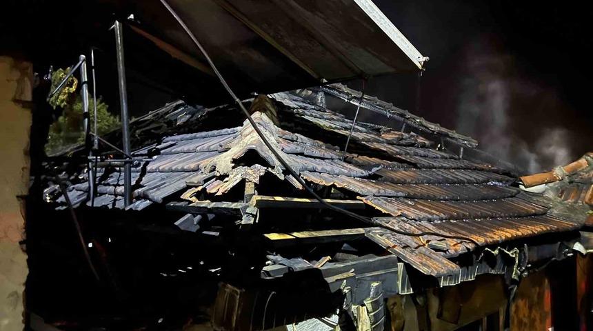 Burdur&rsquo;da m&uuml;stakil ev alevlere teslim oldu