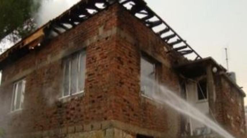 Ahır yapmak isterken evi yaktı