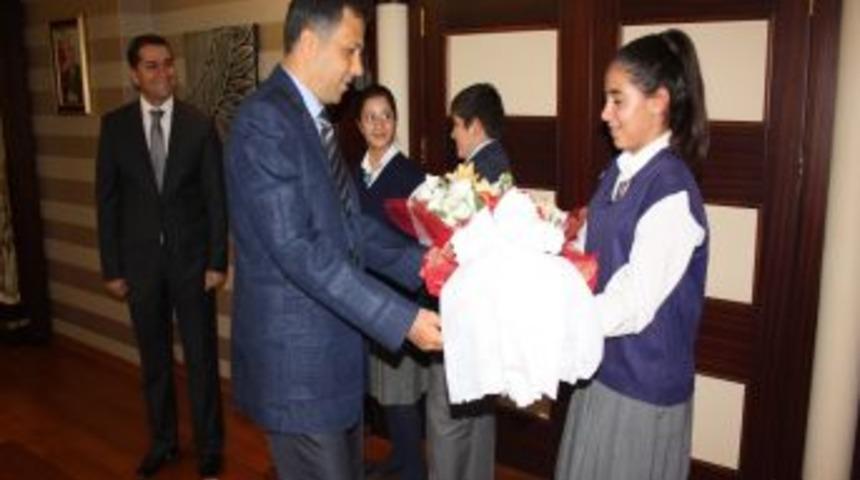 Vali Yerlikaya &ouml;ğrencileri makamında ağırladı