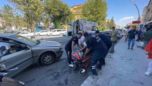 Otomobil park halindeki ara&ccedil;lara &ccedil;arptı: 3 yaralı 1