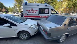 Otomobil park halindeki ara&ccedil;lara &ccedil;arptı: 3 yaralı