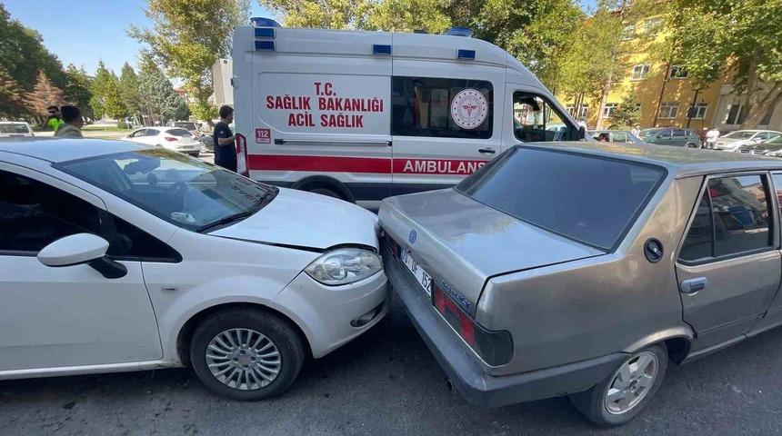 Otomobil park halindeki ara&ccedil;lara &ccedil;arptı: 3 yaralı
