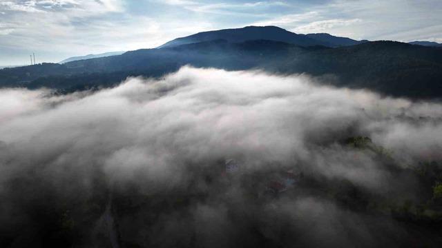 Kastamonu&rsquo;da il&ccedil;e ve ormanların &uuml;zerini kaplayan sis bulutları g&ouml;r&uuml;nt&uuml;lendi 4
