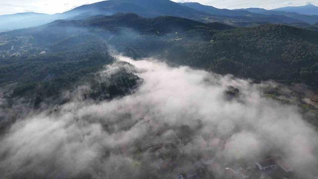 Kastamonu&rsquo;da il&ccedil;e ve ormanların &uuml;zerini kaplayan sis bulutları g&ouml;r&uuml;nt&uuml;lendi 1