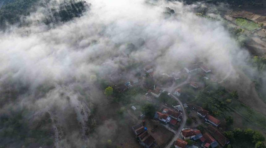 Kastamonu&rsquo;da il&ccedil;e ve ormanların &uuml;zerini kaplayan sis bulutları g&ouml;r&uuml;nt&uuml;lendi
