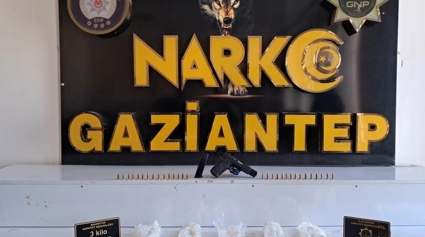 Gaziantep&rsquo;te 3 kilo metamfetamin ele ge&ccedil;irildi: 1 g&ouml;zaltı