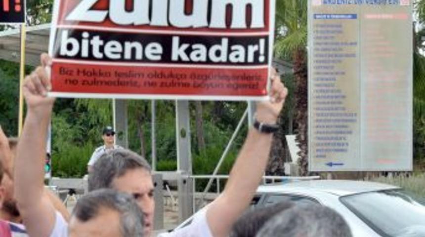 &Ouml;ZG&Uuml;R-DER Antalya Şubesi &uuml;yeleri, baş&ouml;rt&uuml;s&uuml; yasağını protesto etti