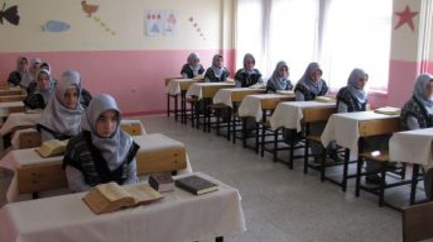 Kız Kur'an Kursu &ouml;ğrencileri bayram har&ccedil;lıklarını Somali'ye g&ouml;nderdi