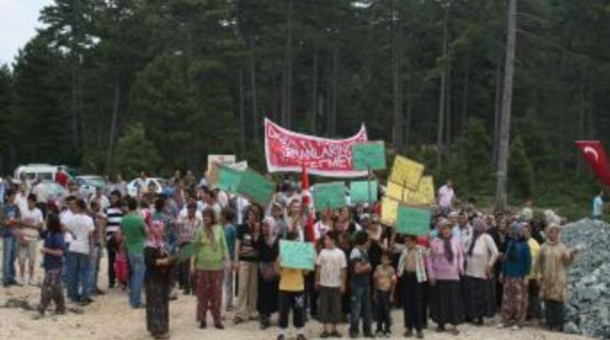 Ağa&ccedil; kesimini &ouml;nlemek isteyen k&ouml;yl&uuml;ler, kendilerini ağa&ccedil;lara zincirledi