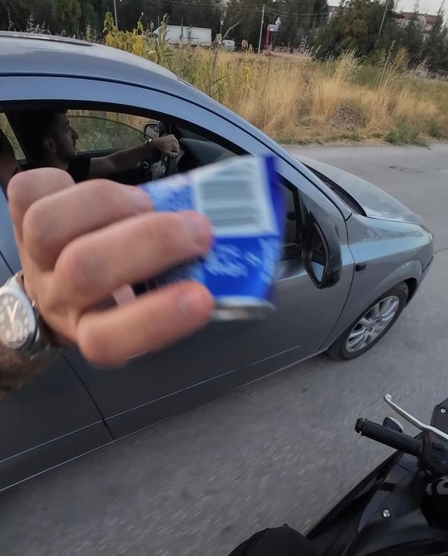 Araçtan atılan çöpü içeriye böyle geri attı 2