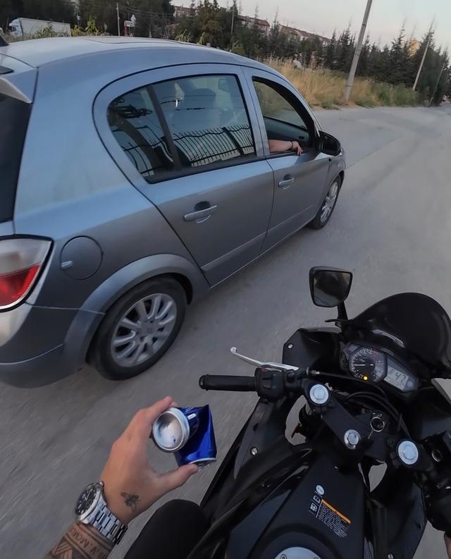 Araçtan atılan çöpü içeriye böyle geri attı 1