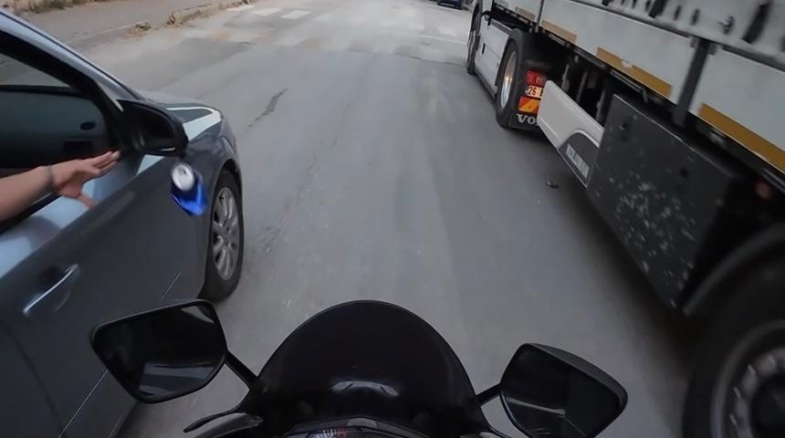 Ara&ccedil;tan atılan &ccedil;&ouml;p&uuml; i&ccedil;eriye b&ouml;yle geri attı