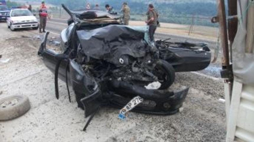 Cenaze taşıyan kamyonetle otomobil &ccedil;arpıştı: 4 &ouml;l&uuml;, 5 yaralı