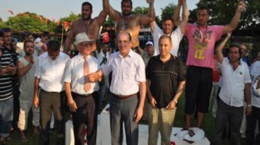 Kurtdereli g&uuml;reşlerinin başpehlivanı Mehmet Yeşil Yeşil oldu