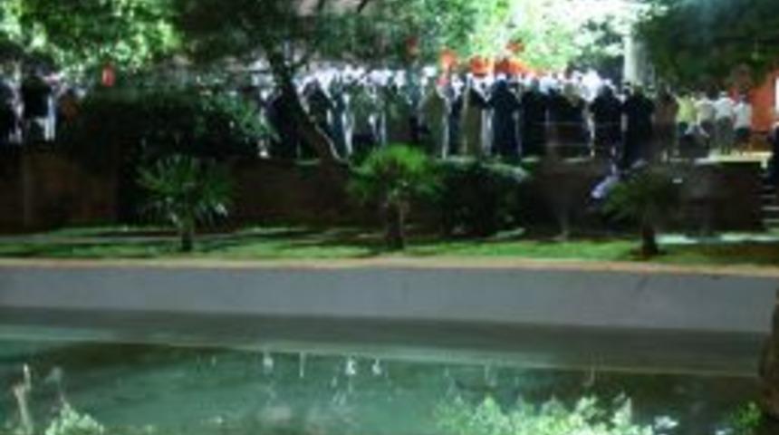 Osmanlı&rsquo;nın ilk &uuml;st&uuml; a&ccedil;ık mescidinde 600 yıl sonra ay ışığında teravi namazı