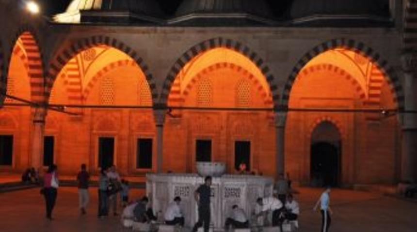 Selimiye Camii&rsquo;nde ilk teravih namazı kılındı